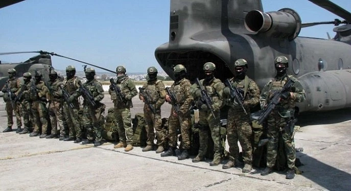 Κυβέρνηση: «Δεν ξέρουμε πότε θα επιστρέψουν οι Ελληνες στρατιωτικοί» – Με εδάφιο από το Κατά Ματθαίον Ευαγγέλιο στέλνει μήνυμα ο Τ.Ασανζ